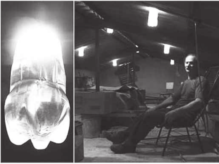 Duas fotografias lado a lado. À esquerda, uma garrafa plástica instalada no telhado, vista por baixo, aparece intensamente iluminada. À direita, um homem está sentado no interior de uma oficina, sob um telhado com garrafas que aparecem como pontos luminosos.