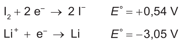 Duas semiequações de redução, com o potencial padrão à direita: I2 + 2 e⁻ → 2 I⁻, com E° = +0,54 V; e Li⁺ + e⁻ → Li, com E° = −3,05 V.