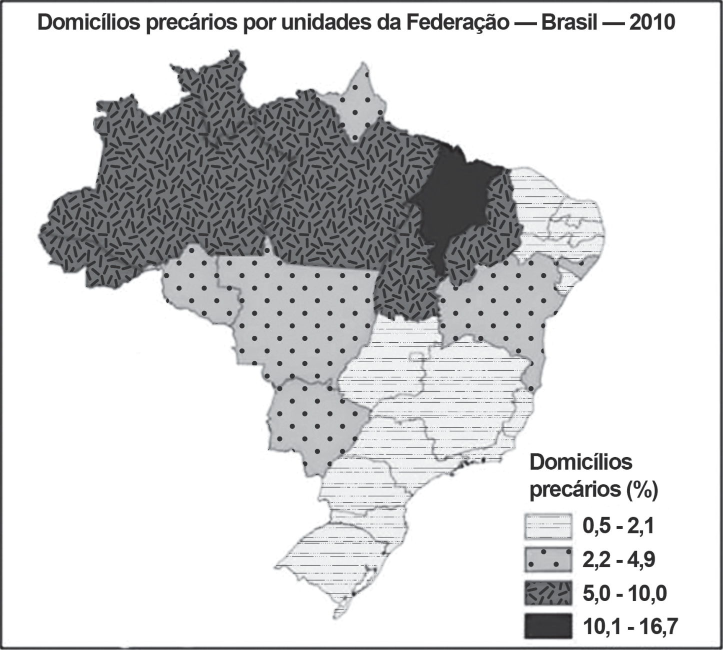 Mapa do Brasil por unidades da Federação intitulado 'Domicílios precários por unidades da Federação — Brasil — 2010', com legenda de percentual de domicílios precários em quatro classes: 0,5–2,1 (hachura clara: Sul, Sudeste, Distrito Federal e parte do litoral nordestino), 2,2–4,9 (pontilhado: Centro-Oeste e parte do Nordeste), 5,0–10,0 (hachura escura: estados da Amazônia, Piauí e Tocantins) e 10,1–16,7 (preto: Maranhão).