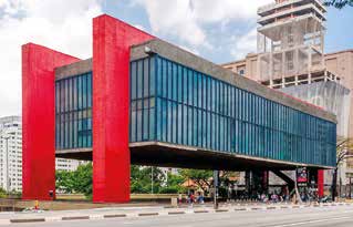 Fotografia do edifício do Museu de Arte de São Paulo, o Masp.
Vista externa do Masp na Avenida Paulista: o volume principal envidraçado é suspenso por grandes pórticos vermelhos, deixando livre o vão ao nível da rua.