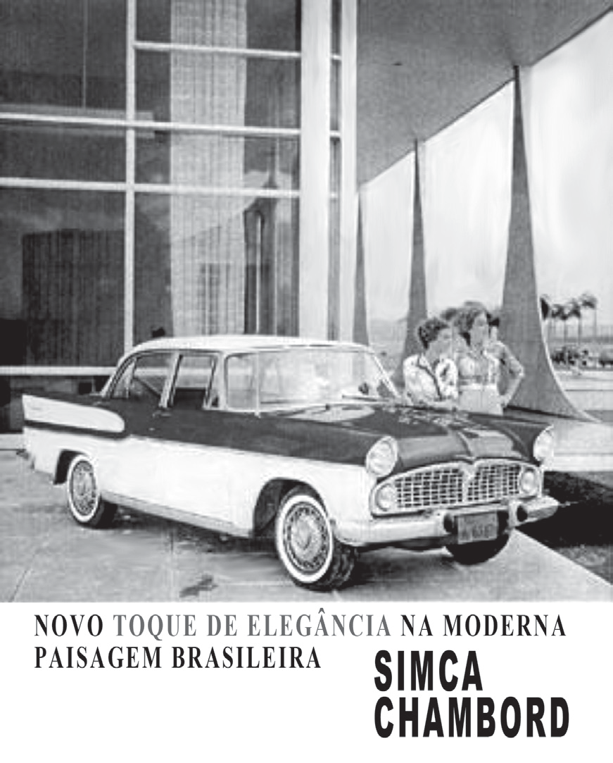 Anúncio em preto e branco da década de 1960: um automóvel Simca Chambord estacionado diante de um edifício modernista de vidro com colunas brancas em forma de arco (arquitetura de Brasília); duas mulheres elegantes conversam ao fundo. Texto: “Novo toque de elegância na moderna paisagem brasileira — Simca Chambord”.