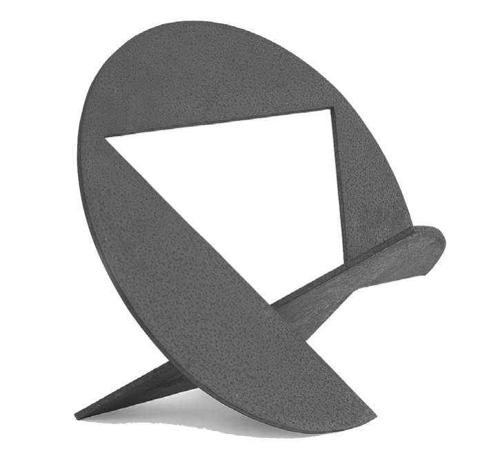 Escultura de aço escuro: uma grande chapa circular na qual foi feito um corte reto, e a aba resultante foi dobrada para fora, criando uma abertura triangular no disco e uma base que o sustenta em pé, inclinado.